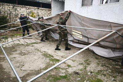 Şabranda ev yararsız hala düşdü - Ailə çadıra yerləşdirildi