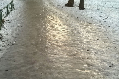 Qubada piyadalar üçün ciddi təhlükə - Səkilər qardan təmizlənmir