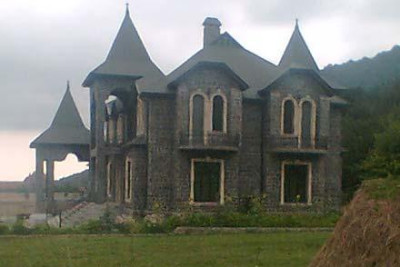 Şimaldakı villalar eks-nazirlərə baş bəlası olub - SATA BİLMİRLƏR