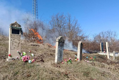 Qusarda qəbirstanlıq yandırlıb - FOTO