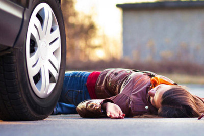 Qubada həkim müəlliməni avtomobillə vurdu - VƏZİYYƏTİ AĞIRDIR - FOTO