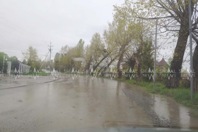 Qubada məktəb qarşısında göl yaranıb - VİDEO