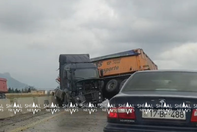 Xızıda “Kamaz” betona çırpıldı - VİDEO
