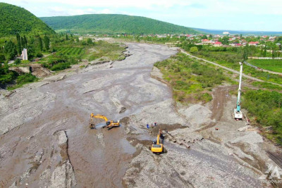 Qaraçay çayı üzərində yeni körpünün inşasına başlanılıb - VİDEO