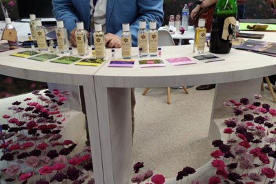 Şimal güllərindən hazırlanmış aromalar PARİS SƏRGİSİNDƏ - FOTO