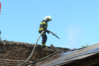 Şəkidə beşotaqlı ev yandı