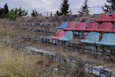 Qaxın mərkəzi stadionu baxımsız qalıb - VİDEO