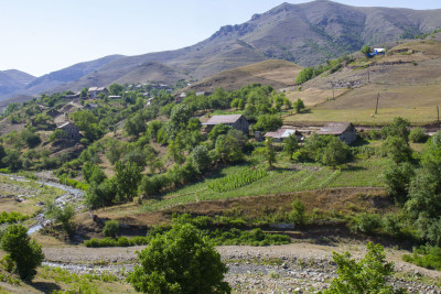 Yayda tozdan, qışda palçıqdan keçilməz olan yollar