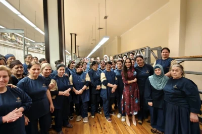 Leyla Əliyeva Şuşa məscidi üçün toxunan nəhəng xalça ilə tanış olub