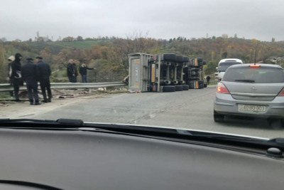 Qubada yük avtomobili aşdı – FOTO