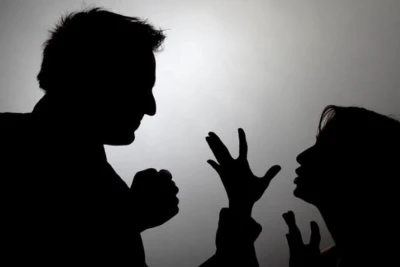 Kişi barışmaq istəməyən keçmiş arvadını döydü