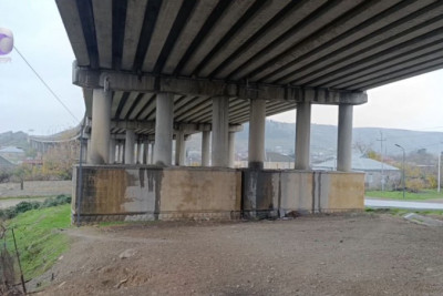 Evlərə təhlükə saçan körpü