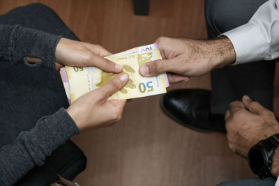 Övladlarını xilas etmək istədi, 20 min manatından oldu