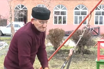 80 yaşında ip üstündə velosiped sürdü