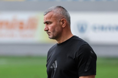 Qurban Qurbanov Şamaxıda stadionda qar təmizlədi - VİDEO