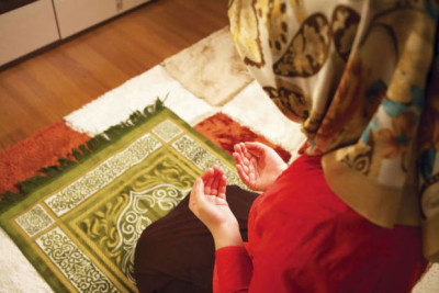 Qubada səccadə üstündə gəlin-qayınana davası