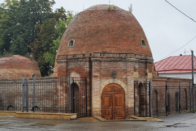 Adı "Çuxur hamam", ətrafı da çuxurla dolu