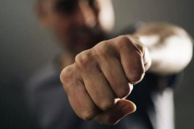 Qusarda oğul ona araq verməyən anasını döydü