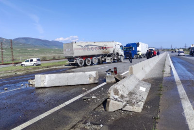 Bakı–Quba yolunda yük maşını əks zolağa çıxdı, sürücü yaralandı