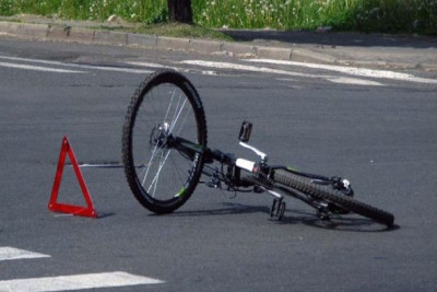 Ağsuda avtomobil velosipedçini vurdu