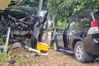 Oğuzda "Prado" elektrik dirəyinə çırpılıb - FOTO