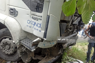 Qubada "Mercedes" və "İveco" toqquşdu: 5 nəfər xəsarət alıb