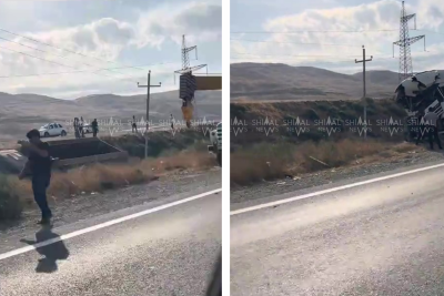 Siyəzəndə yük maşınları toqquşub, biri dərəyə aşıb