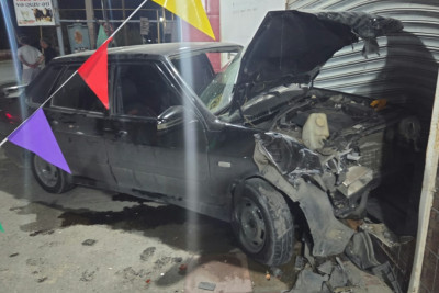 Xaçmazda avtomobil bərbərxanaya çırpılıb, sürücü yaralanıb