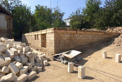 Qusarda leysan və sel sularından zərər çəkən 4 fərdi yaşayış evi yenidən tikilir