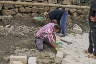 Biri daş daşıyır, biri düzür: Şamaxı sakinləri öz hesablarına yol təmir edirlər
