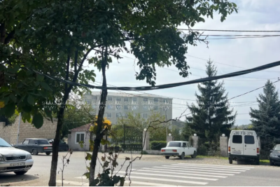 Qubada liseyin qarşısından keçən elektrik xətti təhlükə yaradır