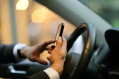 Avtomobildə telefon istifadəsinə görə kamera ilə cərimə yazılacaq